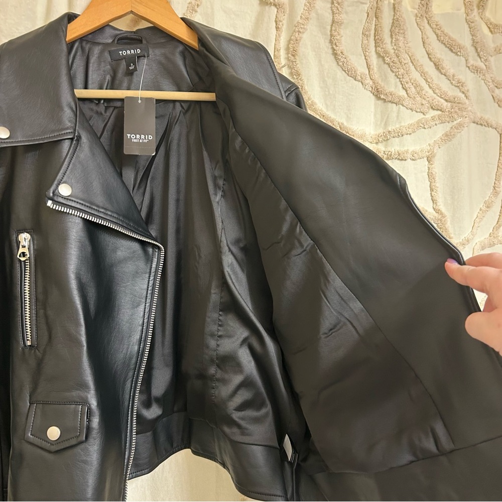 NWT Torrid Faux Leather Asymmetrical Moto Jacket in Black - Picture 5 of 12